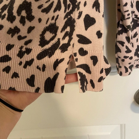 EUC | LOFT women’s leopard heart print soft scoop neck sweater — XS - Picture 5 of 7